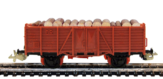 159/56 Off. Güterwagen Om mit Bremsgestänge / Rundholzladung
