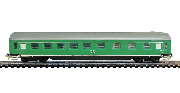 4-achs Reisezug Schürzenwagen grün DR/III